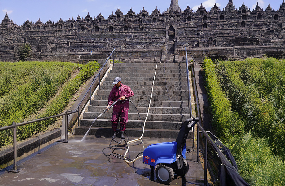 Kawan Lama Solution Bersihkan Candi Borobudur dalam Program #SolusiBersih