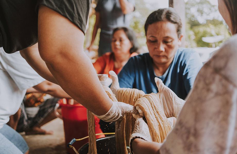 Yayasan Kawan Lama Tingkatkan Pendapatan Penenun Dayak Iban hingga 360% melalui Program Aram Bekelala Tenun Iban