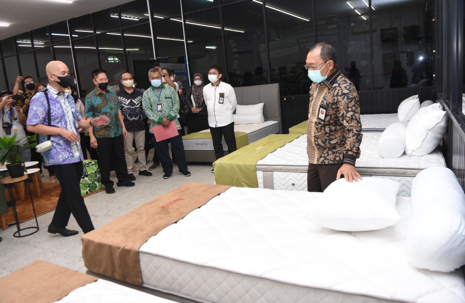 Berkolaborasi dengan INFORMA,  PT Golden Dacron Gencarkan Produksi Furnitur Lokal